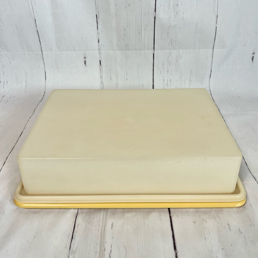 Vintage Tupperware Harvest Gold Rectangle Sheet Cake Carrier 11”x15”